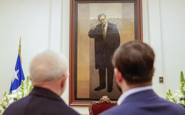 Presidente Luiz Inácio Lula da Silva durante reunião privada com o presidente do Chile, Gabriel Boric, observam quadrojogador do arsenal apostasSalvador Allende no Salão Azul do Paláciojogador do arsenal apostasLa Moneda, Santiago, Chile 5/8/24