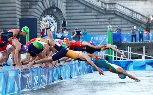 Nadador sueco desistebetano apostas brasilmaratona aquática no rio Sena; organização insiste que água é segura