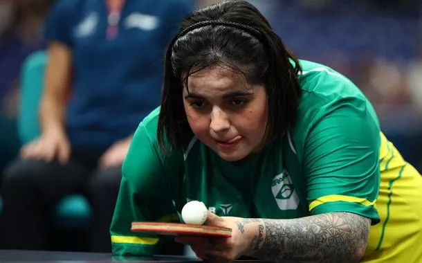 Brasileira Bruna Alexandre disputa jogo de tênis de mesa nos Jogos de Paris

