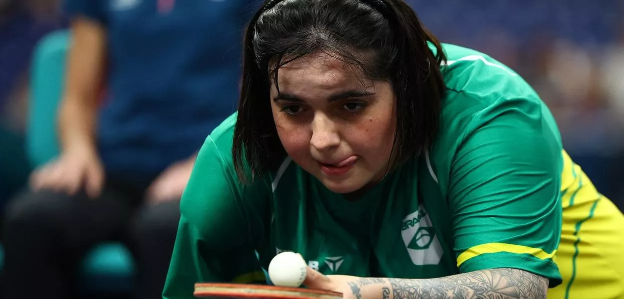 Brasileira Bruna Alexandre disputa jogo de tênis de mesa nos Jogos de Paris