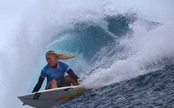 Brasileira Tatiana Weston-Webb conquista prata no surfe olímpico