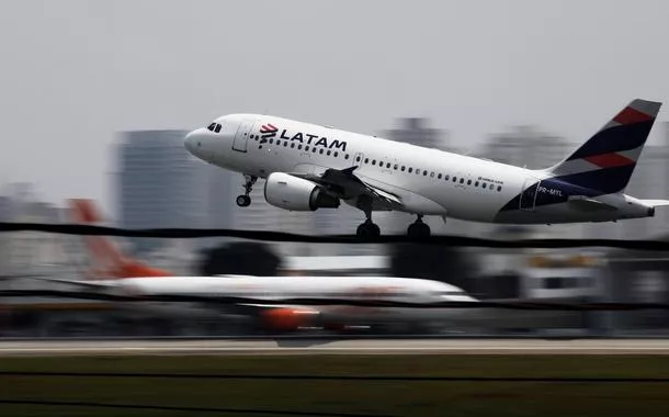 Aeronave Aibus A319 da LATAM Airlines Brasil no Aeroportobetnacional iosCongonhasbetnacional iosSão Paulo