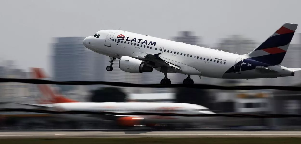 Aeronave Aibus A319 da LATAM Airlines Brasil no Aeroporto de Congonhas em São Paulo
19/12/2017 REUTERS/Nacho Doce/Arquivo