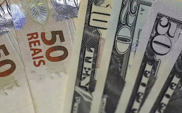 Dólar fecha em ligeira alta com atenção voltada ao exterior