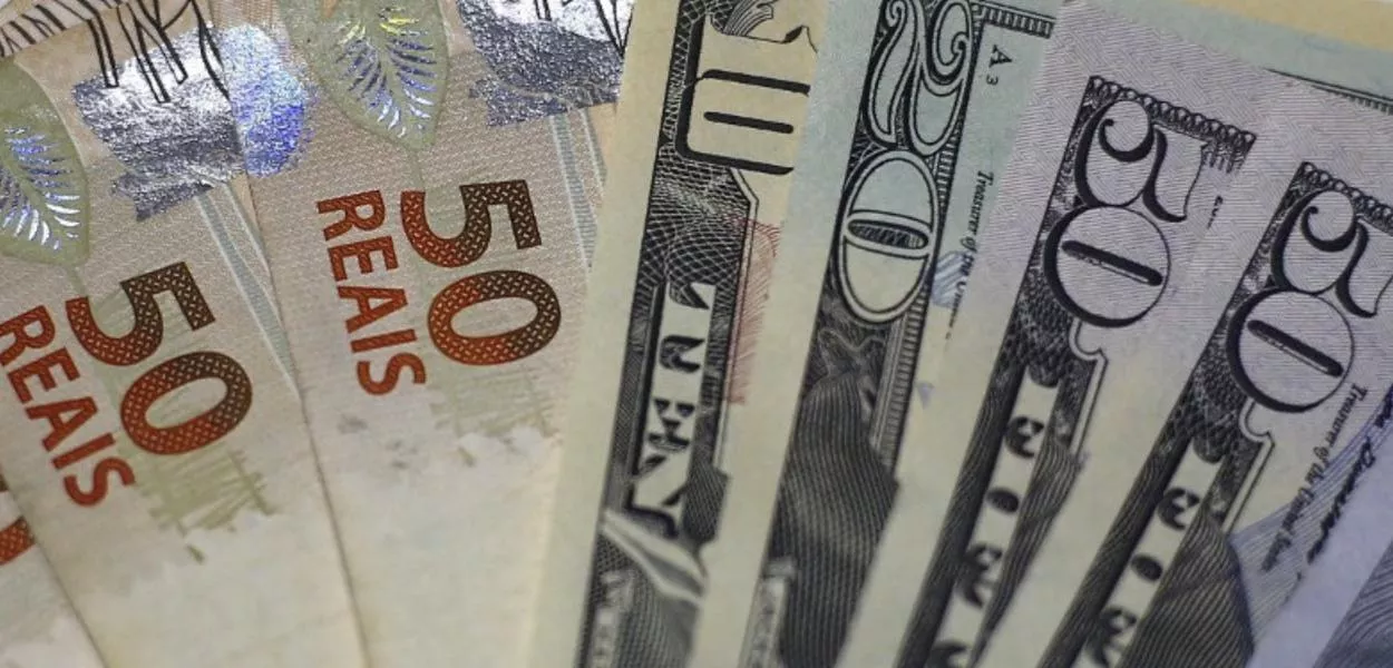 Notas de reais e dólares