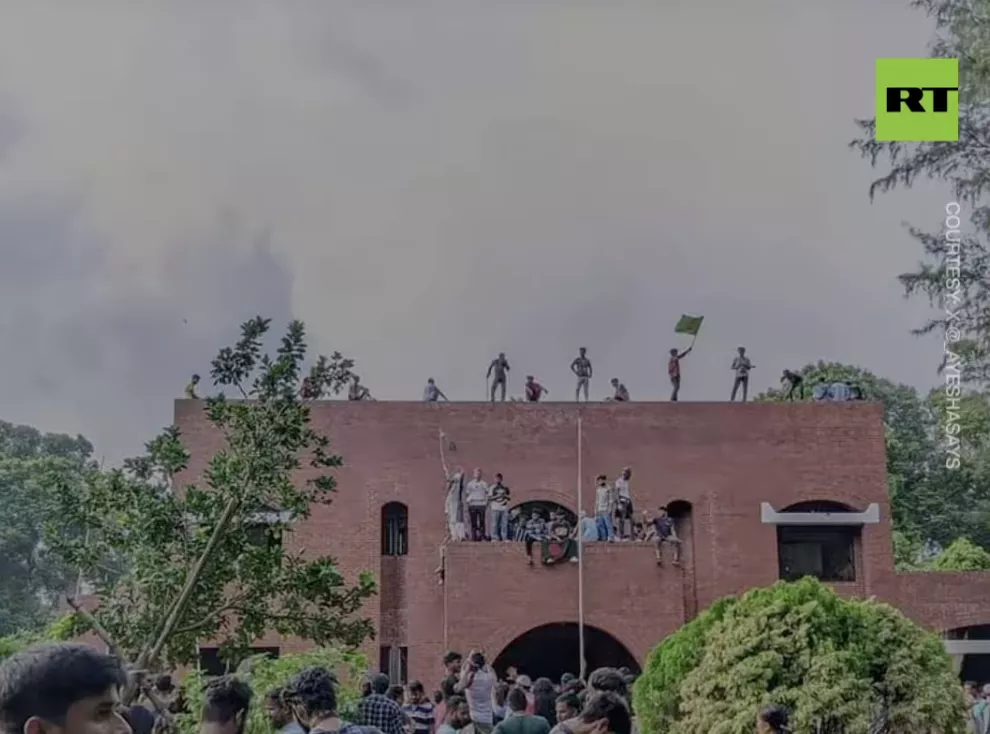 Manifestantes invadem palácio da primeira-ministra de Bangladesh