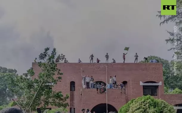 Manifestantes invadem palácio da primeira-ministra de Bangladesh