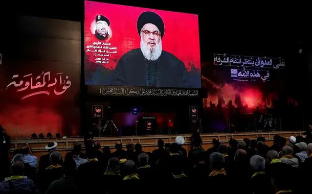 Apoiadores ouvem o discurso do líder do Hezbollah, Hassan Nasrallah, por meio de uma exibição de vídeo na tela em Beirute 06/08/2024