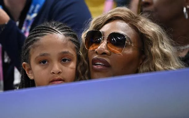 Ex-tenista Serena Williams ao lado da filha Olivia durante partida entre Estados Unidos e Brasil pelas quartas de final do torneio masculino de vôlei da Olimpíada Paris 2024 
05/08/2024 REUTERS/Annegret Hilse