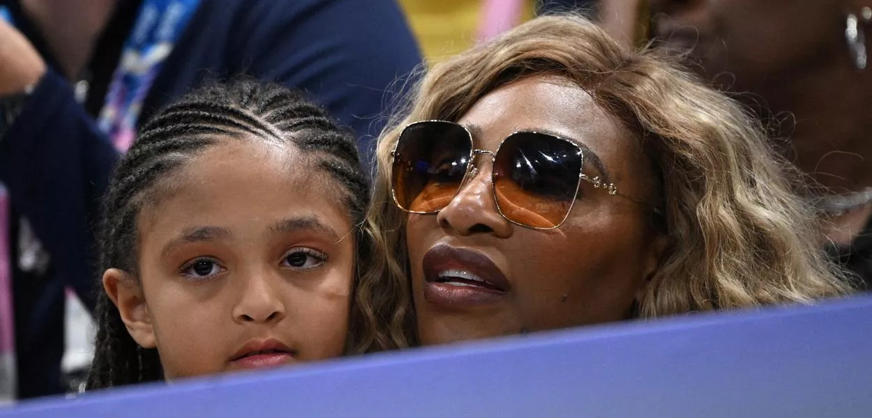 Ex-tenista Serena Williams ao lado da filha Olivia durante partida entre Estados Unidos e Brasil pelas quartas de final do torneio masculino de vôlei da Olimpíada Paris 2024 
05/08/2024 REUTERS/Annegret Hilse