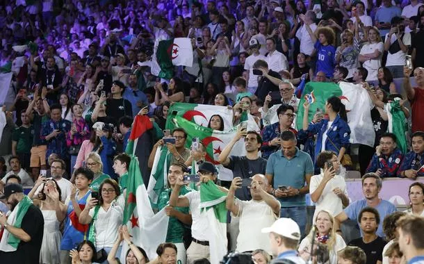 Argelinos lotam Roland Garros para ver boxeadora Khelif vencer semifinalbetnacional suportemeio a disputabetnacional suportegênero