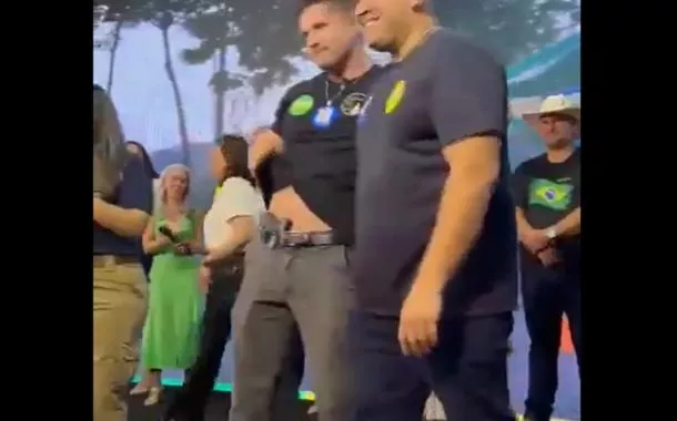 Policial Federal e candidato a vereador pelo partido de Bolsonaro mostra arma durante convenção eleitoral (vídeo)