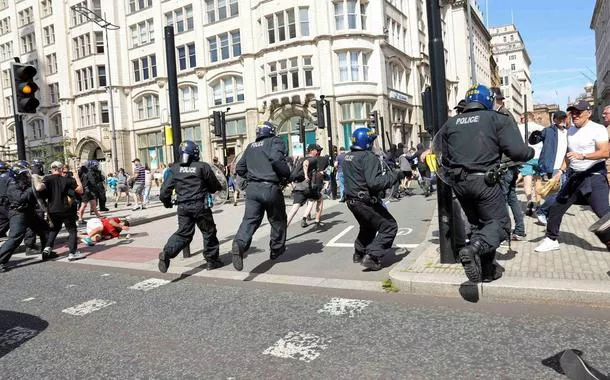 Policiais e manifestantes entrambonus gratis no cadastroconfronto durante protesto contra imigração ilegalbonus gratis no cadastroLiverpool, no Reino Unido
03/08/2024 REUTERS/Belinda Jiao