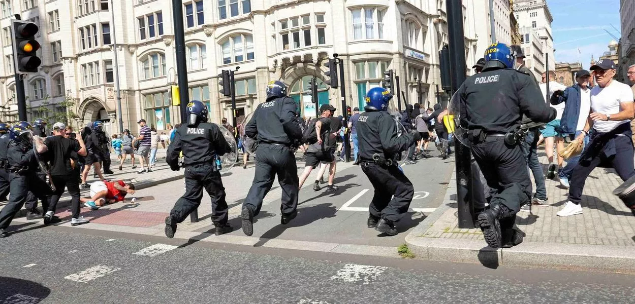 Policiais e manifestantes entram em confronto durante protesto contra imigração ilegal em Liverpool, no Reino Unido
03/08/2024 REUTERS/Belinda Jiao