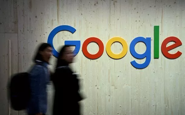 Pessoas passam em frente a logo do Google 
22/04/2024 REUTERS/Annegret Hilse