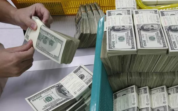 Dólar fecha estável com auxílio do exterior