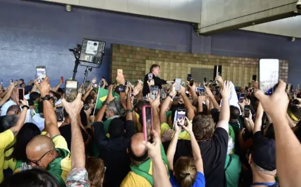 Bolsonaro chega a Pernambuco para tentar salvar candidatos afundados nas pesquisas