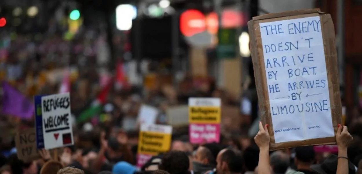 Manifestação contra distúrbios anti-imigração, em Londres