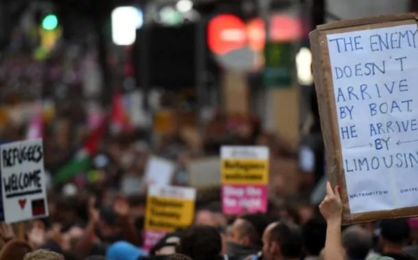 Manifestações contra o racismo tomam Reino Unido após tumultos da extrema-direita