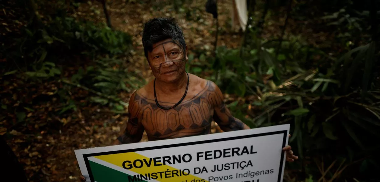 Cacique Juarez Saw, da aldeia Sawré Muybu, com placa para demarcação de território em Itaiatuba, no Pará
19/07/2024
REUTERS/Adriano Machado