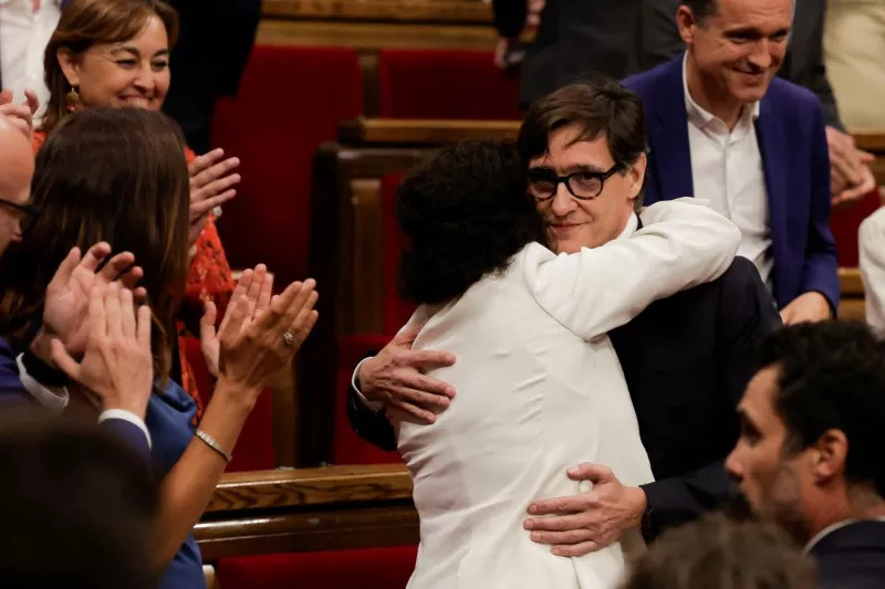 Salvador Illa é saudado após ser confirmado como chefe do governo da Catalunha
08/08/2024
