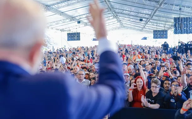 “Já aumentamos o salário mínimo em 11% e vamos continuar aumentando”, promete Lula