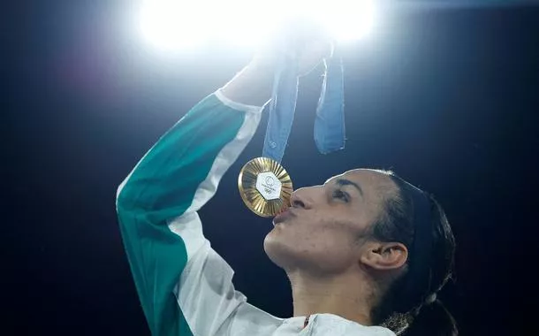 Boxeadora Imane Khelif, da Argélia, com medalha de ouro conquistada em Paris
09/08/2024