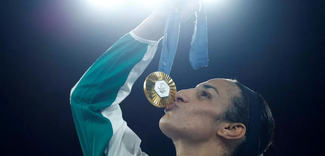 Boxeadora Imane Khelif, da Argélia, com medalha de ouro conquistada em Paris
09/08/2024