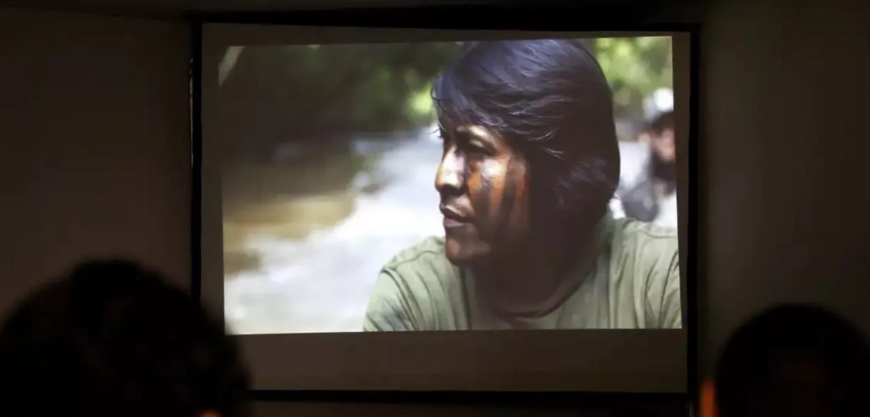 Exibição de filme produzido por indígenas