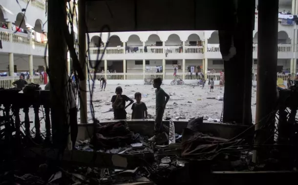 Palestinos observam os danos no local de um ataque israelense a uma escola que abriga pessoas deslocadas, na cidade de Gaza, 10 de agosto de 2024