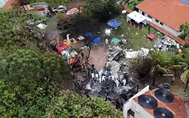 Mais restos mortais são encontrados no local do acidente aéreo, e a retirada dos destroços é suspensa