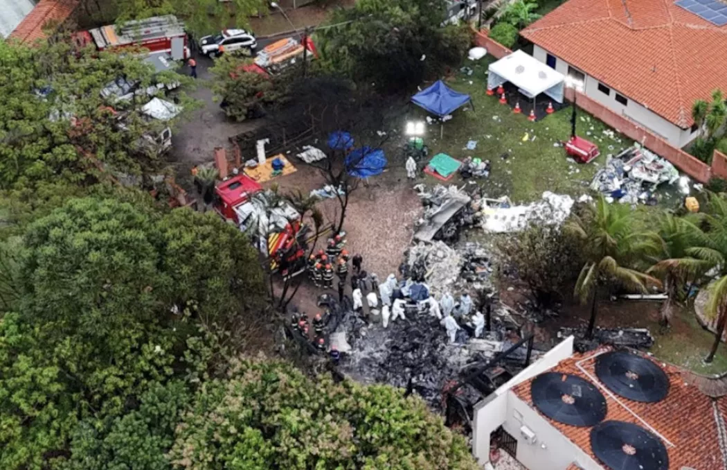 Destroços de avião da Voepass após queda da aeronave em Vinhedo (SP)