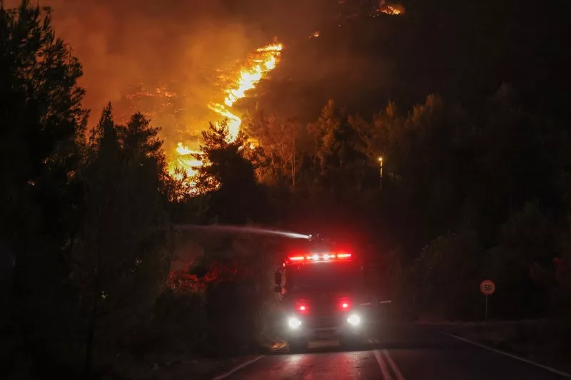 Incêndio em Dionysos, perto de Atenas
 12/8/2024   REUTERS/Alexandros Avramidis