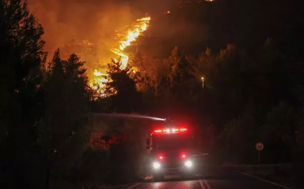 Incêndio florestal na Grécia se espalha até Atenas e causa evacuaçãosportsbet denilsonmoradores