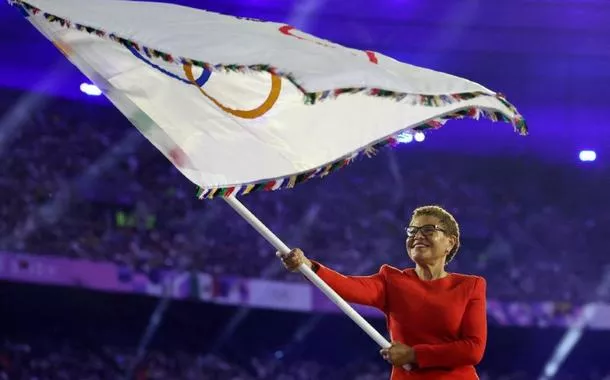 Bandeira olímpica chega a Los Angeles, cidade sede dos Jogossite de apostas betano é confiavel2028