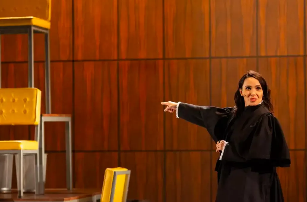 Débora Falabella, na peça “Prima Facie”