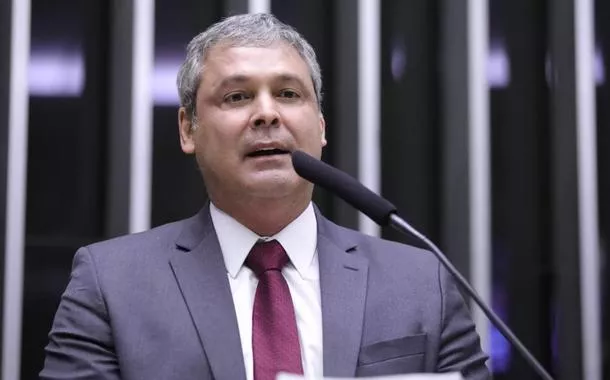 "O mercado e Campos Neto continuam sabotando o Brasil", diz Lindbergh Farias sobre Selic a 10,75%