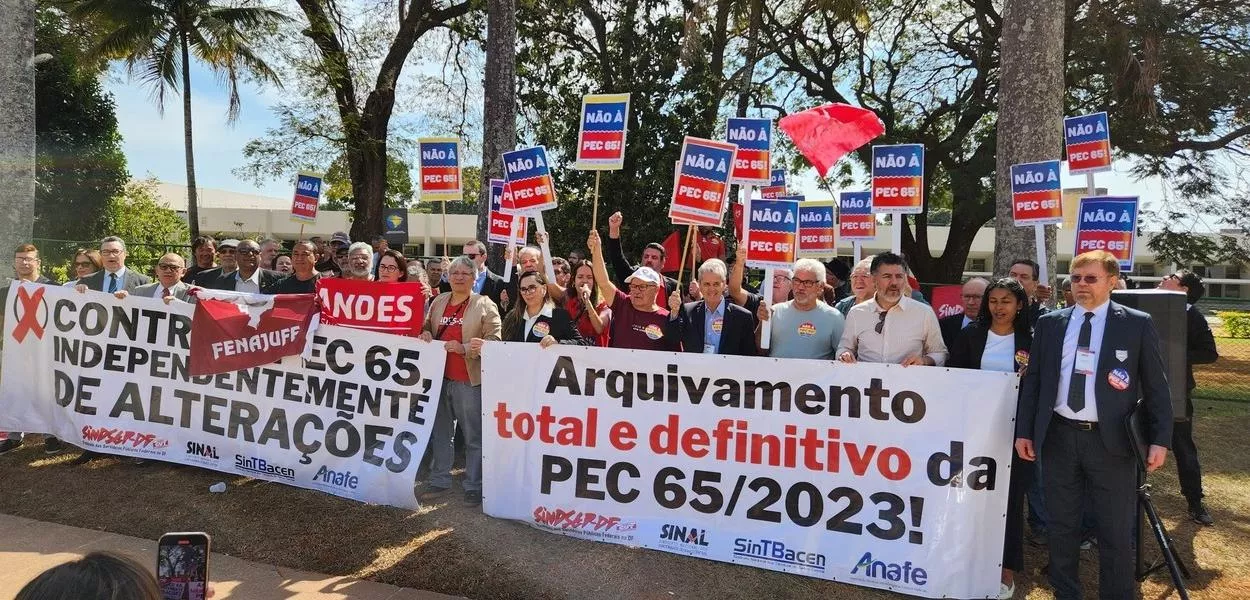 Ato em frente ao Anexo II do Senado Federal, promovido pelo SINAL contra a Proposta de Emenda à Constituição (PEC) 65/2023