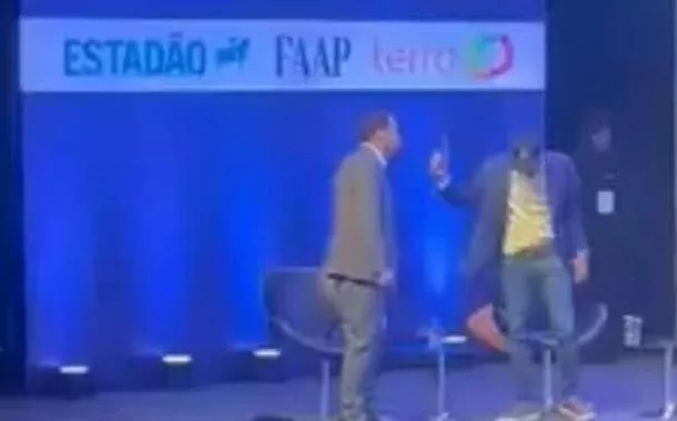 Em debate à prefeitura de São Paulo, Boulos dá tapa em carteira de trabalho de Marçal (vídeo)