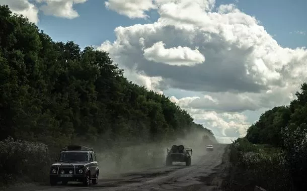 Militares ucranianos pilotam um veículo blindado de transporte de pessoal perto da fronteira russa na região de Sumy
12/08/2024