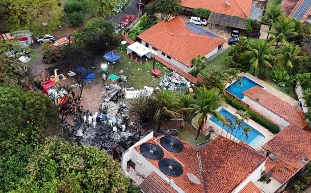 Peritos trabalham no local da queda de avião em Vinhedo (SP)
10/08/2024
REUTERS/Carla Carniel