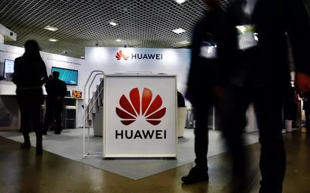 Visitantes passam em frente ao logo da Huawei no Festival Mundial de Inteligência Artificial de Cannes, em Cannes, na França
10/02/2023 