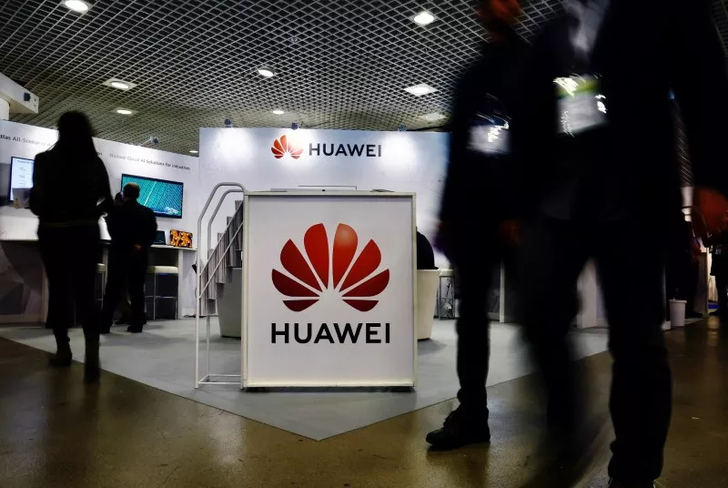 Visitantes passam em frente ao logo da Huawei no Festival Mundial de Inteligência Artificial de Cannes, em Cannes, na França
10/02/2023 
