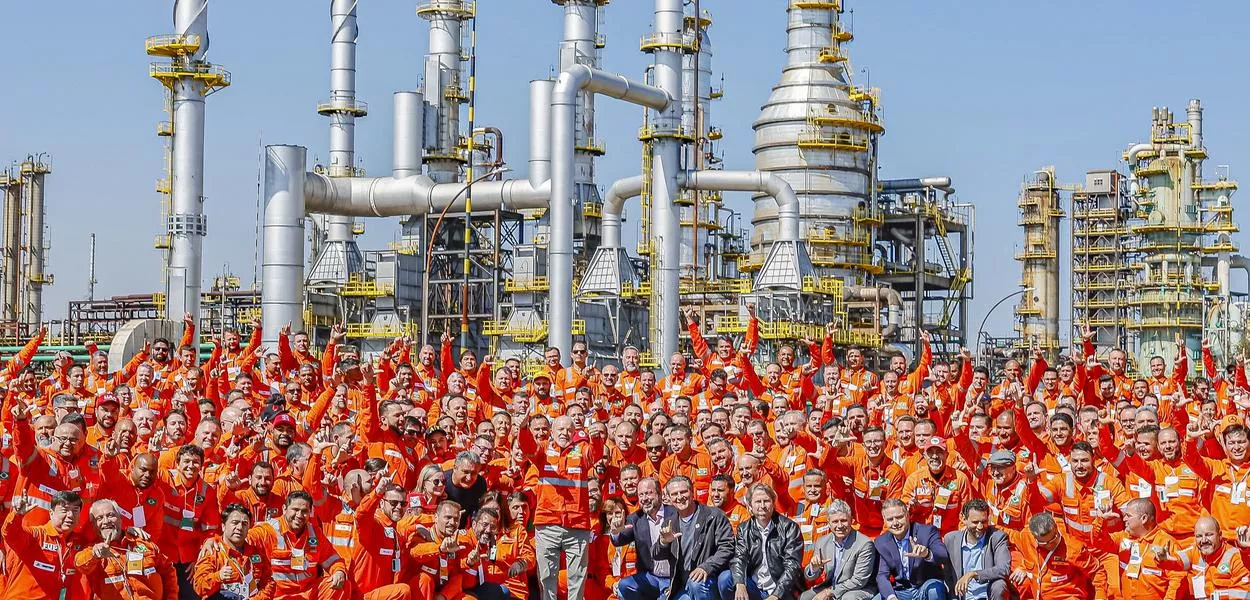 15.08.2024 - Presidente Luiz Inácio Lula da Silva é cumprimentado pelos trabalhadores readmitidos pela ANSA, na refinaria Getúlio Vargas, em Araucária - PR
