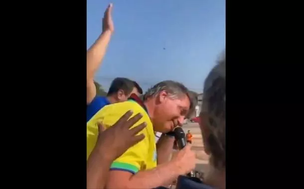 Bolsonaro encerra discurso às pressas após enxame de abelhas invadir evento (vídeo)