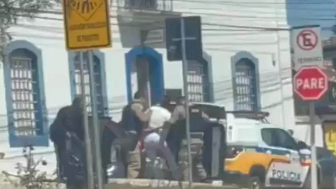 Karine foi presa por homens fardados