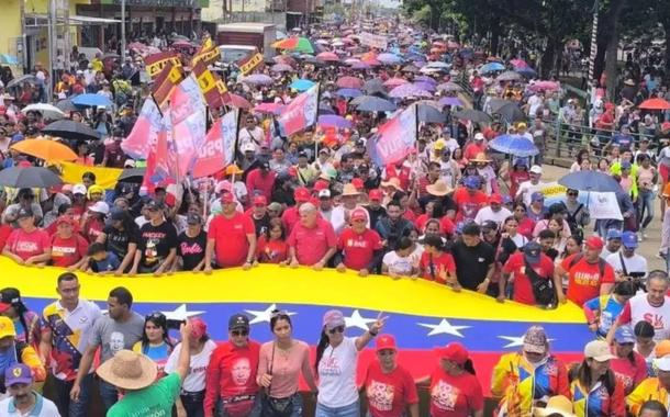 Venezuelanos realizam mobilização massiva para defender democracia; oposição também protesta