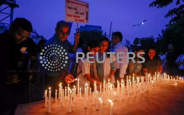 Médicos acendem velas para homenagear uma vítima de estupro e assassinato, que era médica estagiária em um hospital em Calcutá, em Ahmedabad, Índia
17/08/2024