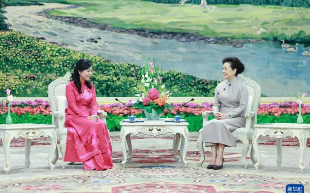 Peng Liyuan toma chá com primeira-dama vietnamita em Beijing