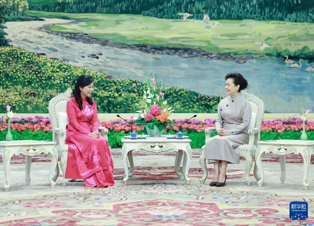Peng Liyuan toma chá com primeira-dama vietnamita em Beijing